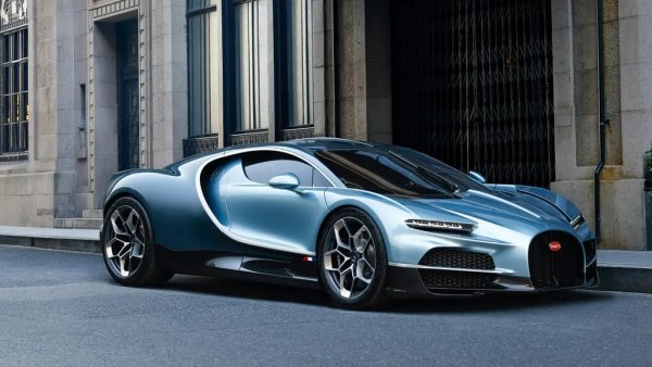 Кога: това лято
Всички опасения, че съвместното предприятие на Bugatti с Rimac може да е довело до преминаване към електричество, бързо бяха разсеяни с Tourbillon, който ще започне да се предлага на клиентите след броени дни - две години след първоначалното си представяне. Набързо припомняме най-важното: 8,3-литров V16 двигател, произведен от Cosworth, три електромотора, обща мощност от 1775 к.с., максимална скорост от 247 км/ч... и 0 турбокомпресори. Атмосферен мотор през 2026!
